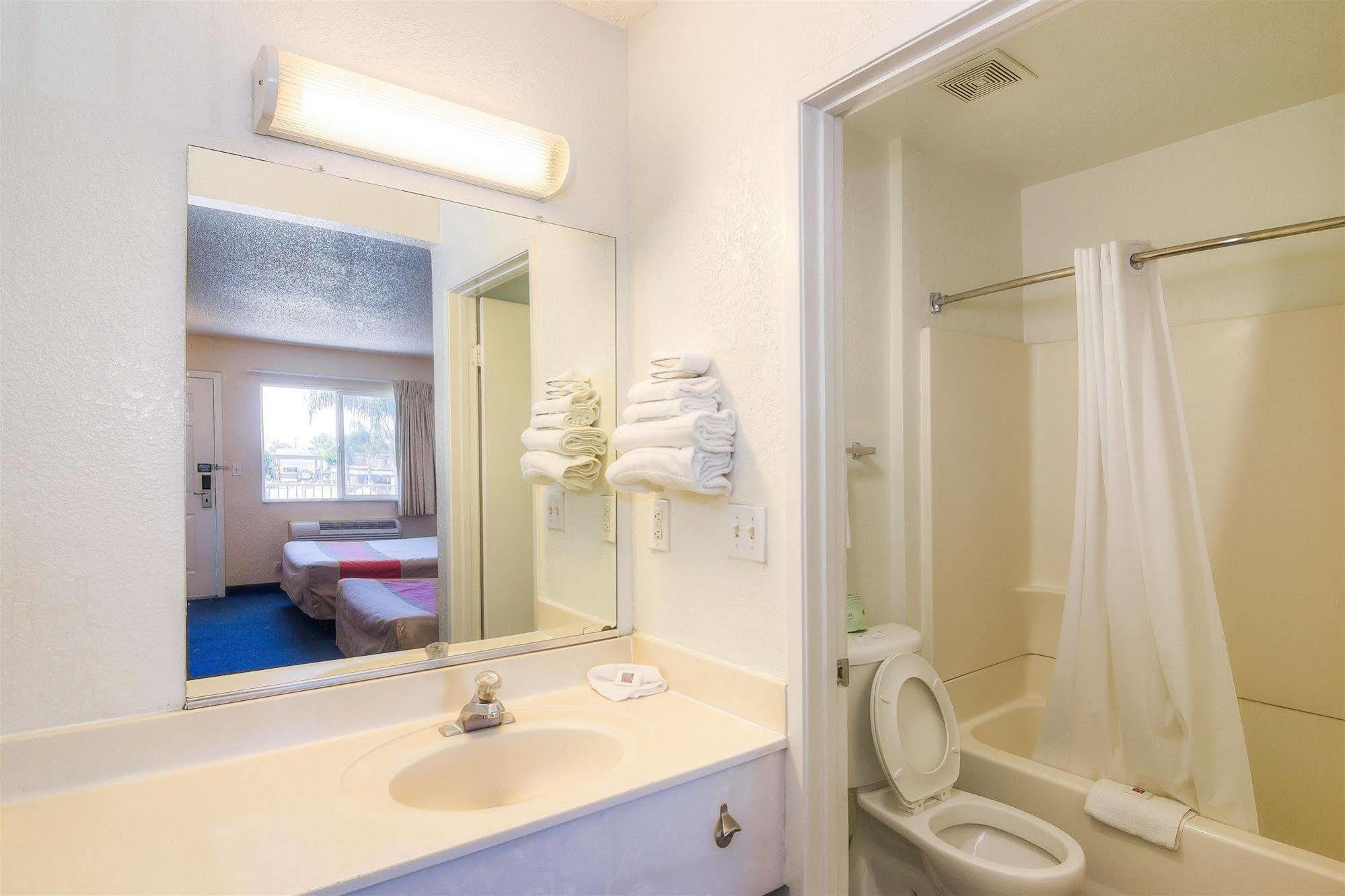 Hotel 6-sepulveda, Ca - Angeles - Nuys - North Hills 2*